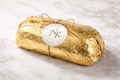 Premium Feinquarkstollen in goldener Geschenkverpackung mit NR-Siegel